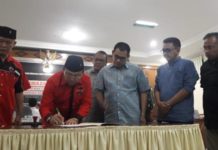 16 Parpol Daftarkan Bacaleg di KPU Kalbar PENGAJUAN BACALEG. Suasana pengajuan berkas pencalonan bacaleg di KPU Kalbar, Selasa malam (17/7). Rizka Nanda-RK