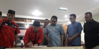 16 Parpol Daftarkan Bacaleg di KPU Kalbar PENGAJUAN BACALEG. Suasana pengajuan berkas pencalonan bacaleg di KPU Kalbar, Selasa malam (17/7). Rizka Nanda-RK