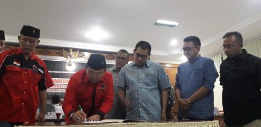 16 Parpol Daftarkan Bacaleg di KPU Kalbar PENGAJUAN BACALEG. Suasana pengajuan berkas pencalonan bacaleg di KPU Kalbar, Selasa malam (17/7). Rizka Nanda-RK