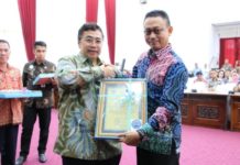 Pemkot Komitmen Berantas Narkoba PENGHARGAAN. Dodi Riyadmadji menyerahkan penghargaan dari BNNP Kalbar kepada Edi Rusdi Kamtono di Balai Petitih Kantor Gubernur Kalbar, Kamis (12/7). Gusnadi-RK