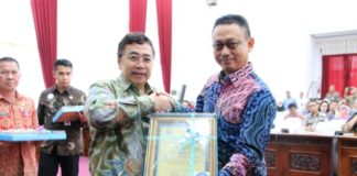 Pemkot Komitmen Berantas Narkoba PENGHARGAAN. Dodi Riyadmadji menyerahkan penghargaan dari BNNP Kalbar kepada Edi Rusdi Kamtono di Balai Petitih Kantor Gubernur Kalbar, Kamis (12/7). Gusnadi-RK