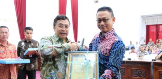 Pemkot Komitmen Berantas Narkoba PENGHARGAAN. Dodi Riyadmadji menyerahkan penghargaan dari BNNP Kalbar kepada Edi Rusdi Kamtono di Balai Petitih Kantor Gubernur Kalbar, Kamis (12/7). Gusnadi-RK