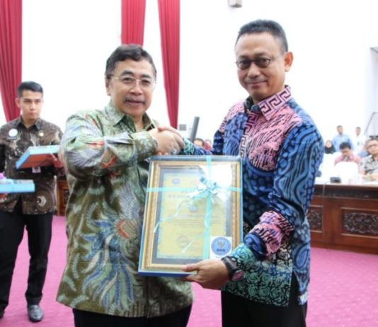 Pemkot Komitmen Berantas Narkoba PENGHARGAAN. Dodi Riyadmadji menyerahkan penghargaan dari BNNP Kalbar kepada Edi Rusdi Kamtono di Balai Petitih Kantor Gubernur Kalbar, Kamis (12/7). Gusnadi-RK