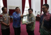 1,57 Persen Penduduk Kalbar Pengguna Narkoba PENGHARGAAN. Dodi Riyadmadji menerima penghargaan dari BNNP Kalbar pada peringatan HANI 2018 di Balai Petitih Kantor Gubernur Kalbar, Kamis (12/7). Humas Pemprov for RK