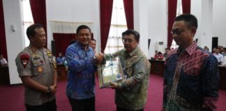 1,57 Persen Penduduk Kalbar Pengguna Narkoba PENGHARGAAN. Dodi Riyadmadji menerima penghargaan dari BNNP Kalbar pada peringatan HANI 2018 di Balai Petitih Kantor Gubernur Kalbar, Kamis (12/7). Humas Pemprov for RK