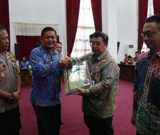 1,57 Persen Penduduk Kalbar Pengguna Narkoba PENGHARGAAN. Dodi Riyadmadji menerima penghargaan dari BNNP Kalbar pada peringatan HANI 2018 di Balai Petitih Kantor Gubernur Kalbar, Kamis (12/7). Humas Pemprov for RK