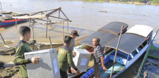 Bertaruh Nyawa demi Satu Suara PENUH PERJUANGAN. Petugas mengantar logistic pilkada 2018 ke desa Enggelam, Muara Wis, Kaltim, Minggu (24/6). Butuh waktu berjam-jam menuju ke sana. Fuad Muhammad-Kaltim Post