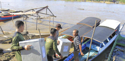 Bertaruh Nyawa demi Satu Suara PENUH PERJUANGAN. Petugas mengantar logistic pilkada 2018 ke desa Enggelam, Muara Wis, Kaltim, Minggu (24/6). Butuh waktu berjam-jam menuju ke sana. Fuad Muhammad-Kaltim Post