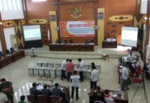 Hasil Pemilu Merupakan Pilihan Rakyat PLENO KPU. Suasana rapat pleno terbuka rekapitulasi hasil perhitungan suara Pemilihan Gubernur-Wakil Gubernur Kalbar tahun 2018 di gedung DPRD Kapuas Hulu, Kamis (5/7). Andreas-RK