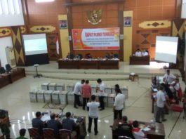 PLENO KPU. Suasana rapat pleno terbuka rekapitulasi hasil perhitungan suara Pemilihan Gubernur-Wakil Gubernur Kalbar tahun 2018 di gedung DPRD Kapuas Hulu, Kamis (5/7). Andreas-RK