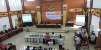 Hasil Pemilu Merupakan Pilihan Rakyat PLENO KPU. Suasana rapat pleno terbuka rekapitulasi hasil perhitungan suara Pemilihan Gubernur-Wakil Gubernur Kalbar tahun 2018 di gedung DPRD Kapuas Hulu, Kamis (5/7). Andreas-RK