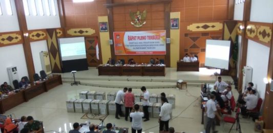 Hasil Pemilu Merupakan Pilihan Rakyat PLENO KPU. Suasana rapat pleno terbuka rekapitulasi hasil perhitungan suara Pemilihan Gubernur-Wakil Gubernur Kalbar tahun 2018 di gedung DPRD Kapuas Hulu, Kamis (5/7). Andreas-RK