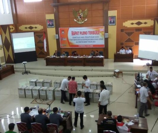 Hasil Pemilu Merupakan Pilihan Rakyat PLENO KPU. Suasana rapat pleno terbuka rekapitulasi hasil perhitungan suara Pemilihan Gubernur-Wakil Gubernur Kalbar tahun 2018 di gedung DPRD Kapuas Hulu, Kamis (5/7). Andreas-RK