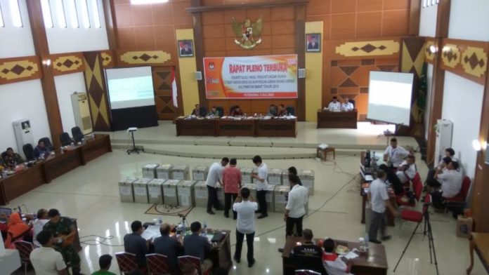 PLENO KPU. Suasana rapat pleno terbuka rekapitulasi hasil perhitungan suara Pemilihan Gubernur-Wakil Gubernur Kalbar tahun 2018 di gedung DPRD Kapuas Hulu, Kamis (5/7). Andreas-RK