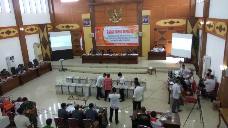 PLENO KPU. Suasana rapat pleno terbuka rekapitulasi hasil perhitungan suara Pemilihan Gubernur-Wakil Gubernur Kalbar tahun 2018 di gedung DPRD Kapuas Hulu, Kamis (5/7). Andreas-RK