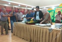Nasir Dapat “Kado Istimewa” POTONG TUMPENG. AM Nasir memotong tumpeng syukuran perayaan ulang tahunnya ke 57 sekaligus, Jumat malam (13/7). Andreas-RK