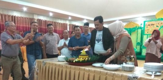 Nasir Dapat “Kado Istimewa” POTONG TUMPENG. AM Nasir memotong tumpeng syukuran perayaan ulang tahunnya ke 57 sekaligus, Jumat malam (13/7). Andreas-RK