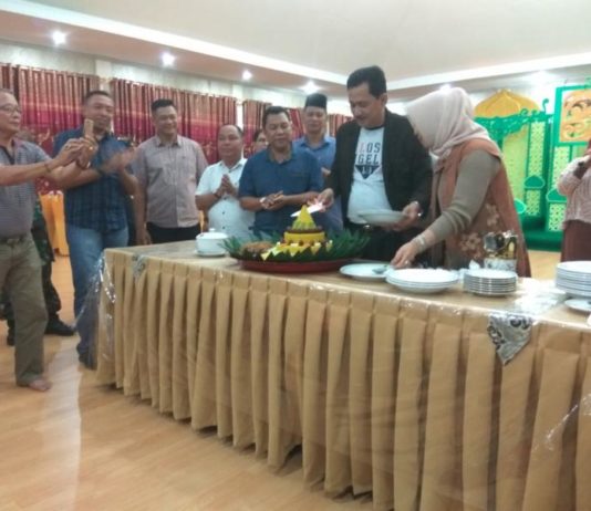 Nasir Dapat “Kado Istimewa” POTONG TUMPENG. AM Nasir memotong tumpeng syukuran perayaan ulang tahunnya ke 57 sekaligus, Jumat malam (13/7). Andreas-RK