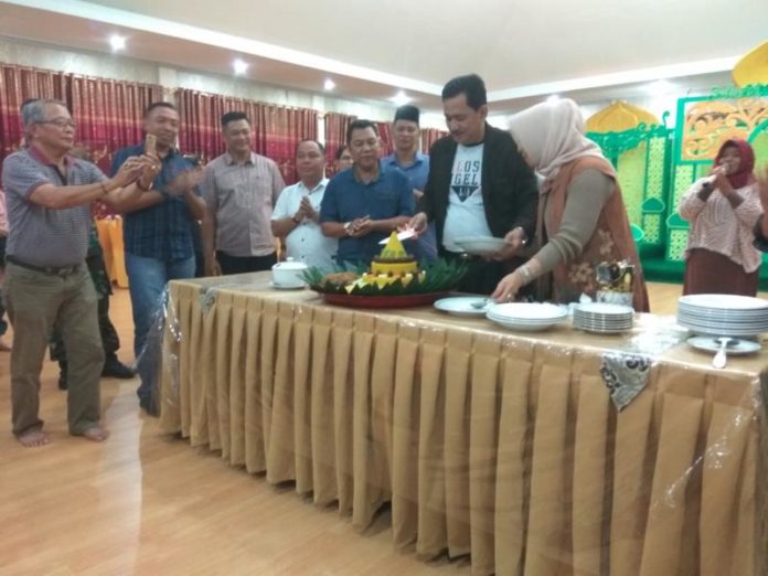 POTONG TUMPENG. AM Nasir memotong tumpeng syukuran perayaan ulang tahunnya ke 57 sekaligus, Jumat malam (13/7). Andreas-RK