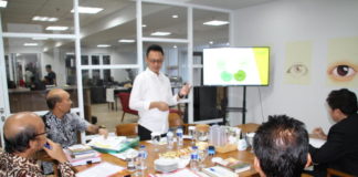 Pontianak Nominasi Kota Potensial Kategori Investasi PRESENTASI. Edi Rusdi Kamtono memaparkan kemudahan regulasi sebagai bentuk inovasi pemkot pentianak dalam upaya menarik investor di Ruang Tempo and Co-Working Space, Gedung Tempo, Jakarta-humas pemkot for rakyat kalbar