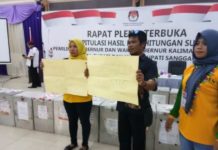 Arsip Tayan Hulu Hilang, YAS Minta Pemilu Ulang PROTES. Dua pendukung pasangan YAS membentengkan poster bertuliskan Pilkada ulang dan Pilkada cacat hukum di ruang rapat pleno, Jumat (6/7). Warga for RK