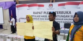 Arsip Tayan Hulu Hilang, YAS Minta Pemilu Ulang PROTES. Dua pendukung pasangan YAS membentengkan poster bertuliskan Pilkada ulang dan Pilkada cacat hukum di ruang rapat pleno, Jumat (6/7). Warga for RK