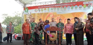 Sekecil Apapun Peluang Promosi Harus Diraih PUKUL GONG. M Zeet Hamdy Assovie memukul gong tanda dibukanya Kalbar Expo 2018 di Pontianak Convention Center, Kamis (26/7). Humas Pemprov for RK