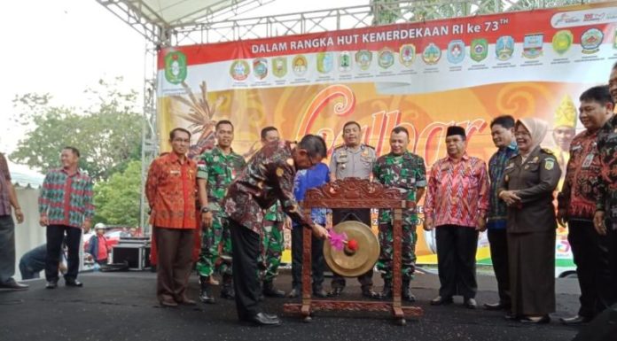 Sekecil Apapun Peluang Promosi Harus Diraih PUKUL GONG. M Zeet Hamdy Assovie memukul gong tanda dibukanya Kalbar Expo 2018 di Pontianak Convention Center, Kamis (26/7). Humas Pemprov for RK