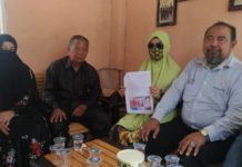 Kuasa Hukum Tergugat Yakin Menang BARANG BUKTI. Nur didampingi kuasa hukum serta tokoh masyarakat menunjukkan barang bukti postingan yang dibuat EF dan Uc, di Kantor Advokad Indonesia, Jalan Budi Utomo, Siantan Hilir, Senin (16/7)—Ocsya Ade CP