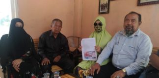 Kuasa Hukum Tergugat Yakin Menang BARANG BUKTI. Nur didampingi kuasa hukum serta tokoh masyarakat menunjukkan barang bukti postingan yang dibuat EF dan Uc, di Kantor Advokad Indonesia, Jalan Budi Utomo, Siantan Hilir, Senin (16/7)—Ocsya Ade CP