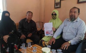 Istri Minta Cerai dengan Baik-baik, Suami ‘Buka’ Cerita di FB BARANG BUKTI. Nur didampingi kuasa hukum serta tokoh masyarakat menunjukkan barang bukti postingan yang dibuat EF dan Uc, di Kantor Advokad Indonesia, Jalan Budi Utomo, Siantan Hilir, Senin (16/7)—Ocsya Ade CP