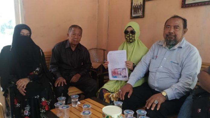 BARANG BUKTI. Nur didampingi kuasa hukum serta tokoh masyarakat menunjukkan barang bukti postingan yang dibuat EF dan Uc, di Kantor Advokad Indonesia, Jalan Budi Utomo, Siantan Hilir, Senin (16/7)—Ocsya Ade CP