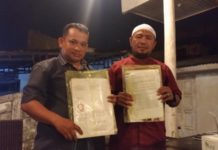 EF Beberkan Bukti Perselingkuhan Istrinya dengan Berondong BARANG BUKTI. Kedua kuasa hukum EF menunjukkan barang bukti yang lengkap di salah satu cafe di Pontianak Selatan, Minggu (22/7)—Ocsya Ade CP