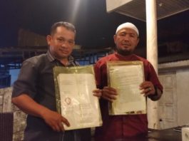 BARANG BUKTI. Kedua kuasa hukum EF menunjukkan barang bukti yang lengkap di salah satu cafe di Pontianak Selatan, Minggu (22/7)—Ocsya Ade CP