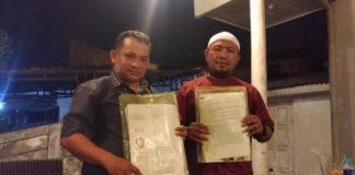 EF Beberkan Bukti Perselingkuhan Istrinya dengan Berondong BARANG BUKTI. Kedua kuasa hukum EF menunjukkan barang bukti yang lengkap di salah satu cafe di Pontianak Selatan, Minggu (22/7)—Ocsya Ade CP
