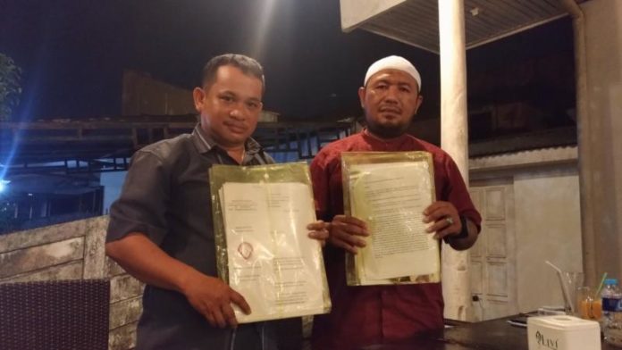 BARANG BUKTI. Kedua kuasa hukum EF menunjukkan barang bukti yang lengkap di salah satu cafe di Pontianak Selatan, Minggu (22/7)—Ocsya Ade CP