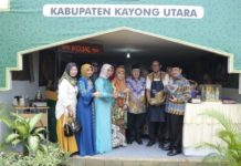 Pj Gubernur Nikmati Kopi dan Amplang Khas Kayong Utara Pameran MTQ. Pj Gubernur Kalbar, Dodi Riyadmadji mengunjungi stan pameran Kayong Utara usai membuka pelaksanaan MTQ Tingkat Provinsi Kalbar ke-XXVII di Kabupaten Mempawah, Minggu (1/7). Humas for Rakyat Kalbar
