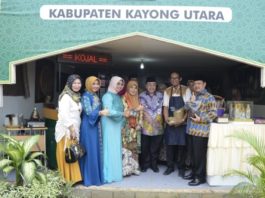 Pameran MTQ. Pj Gubernur Kalbar, Dodi Riyadmadji mengunjungi stan pameran Kayong Utara usai membuka pelaksanaan MTQ Tingkat Provinsi Kalbar ke-XXVII di Kabupaten Mempawah, Minggu (1/7). Humas for Rakyat Kalbar