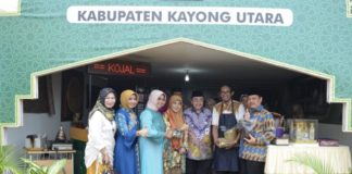 Pj Gubernur Nikmati Kopi dan Amplang Khas Kayong Utara Pameran MTQ. Pj Gubernur Kalbar, Dodi Riyadmadji mengunjungi stan pameran Kayong Utara usai membuka pelaksanaan MTQ Tingkat Provinsi Kalbar ke-XXVII di Kabupaten Mempawah, Minggu (1/7). Humas for Rakyat Kalbar