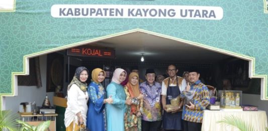 Pj Gubernur Nikmati Kopi dan Amplang Khas Kayong Utara Pameran MTQ. Pj Gubernur Kalbar, Dodi Riyadmadji mengunjungi stan pameran Kayong Utara usai membuka pelaksanaan MTQ Tingkat Provinsi Kalbar ke-XXVII di Kabupaten Mempawah, Minggu (1/7). Humas for Rakyat Kalbar