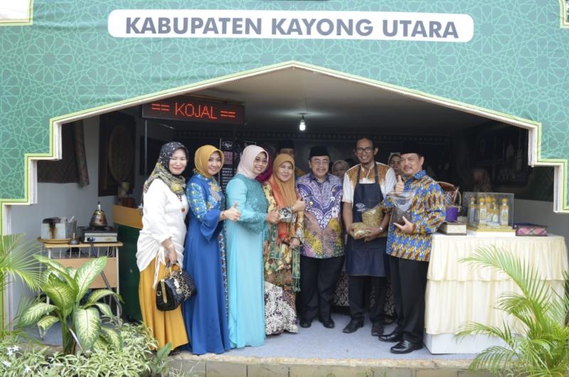 Pameran MTQ. Pj Gubernur Kalbar, Dodi Riyadmadji mengunjungi stan pameran Kayong Utara usai membuka pelaksanaan MTQ Tingkat Provinsi Kalbar ke-XXVII di Kabupaten Mempawah, Minggu (1/7). Humas for Rakyat Kalbar