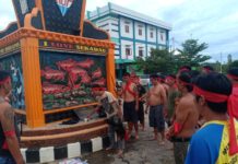 226 Pengungsi Kembali ke Rumah RITUAL ADAT. Sejumlah masyarakat Sekadau menggelar ritual tolak bala di Tugu Ayam, kawasan Pasar Baru Sekadau untuk meminta kedamaian dan keamanan, Minggu sore (1/7). Abdu Syukri-RK
