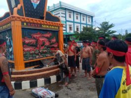 RITUAL ADAT. Sejumlah masyarakat Sekadau menggelar ritual tolak bala di Tugu Ayam, kawasan Pasar Baru Sekadau untuk meminta kedamaian dan keamanan, Minggu sore (1/7). Abdu Syukri-RK