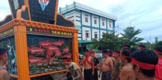 226 Pengungsi Kembali ke Rumah RITUAL ADAT. Sejumlah masyarakat Sekadau menggelar ritual tolak bala di Tugu Ayam, kawasan Pasar Baru Sekadau untuk meminta kedamaian dan keamanan, Minggu sore (1/7). Abdu Syukri-RK