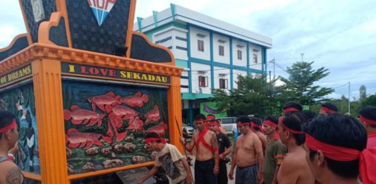 226 Pengungsi Kembali ke Rumah RITUAL ADAT. Sejumlah masyarakat Sekadau menggelar ritual tolak bala di Tugu Ayam, kawasan Pasar Baru Sekadau untuk meminta kedamaian dan keamanan, Minggu sore (1/7). Abdu Syukri-RK