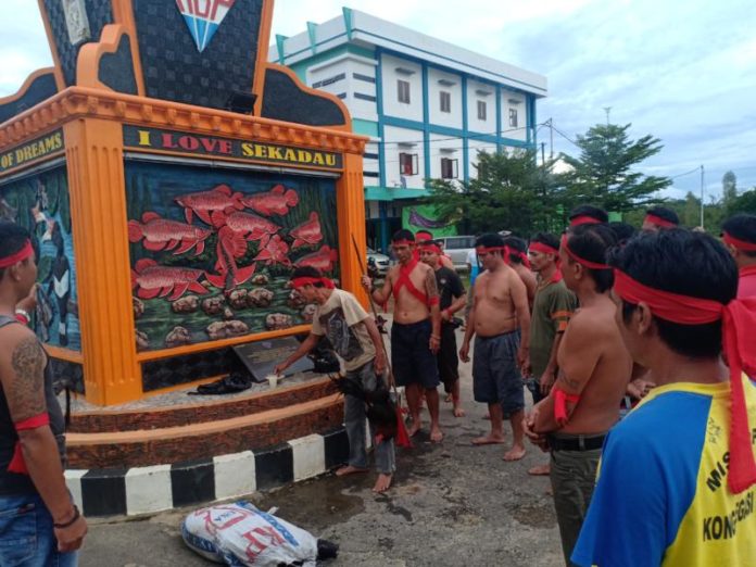 RITUAL ADAT. Sejumlah masyarakat Sekadau menggelar ritual tolak bala di Tugu Ayam, kawasan Pasar Baru Sekadau untuk meminta kedamaian dan keamanan, Minggu sore (1/7). Abdu Syukri-RK