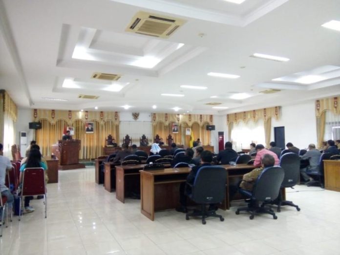 RP1,1 TRILIUN. Sidang Paripurna Pengantar KUA PPAS APBD 2019 di Gedung DPRD Sekadau, Senin (23/7). Dalam sidang tersebut, APBD Sekadau 2019 diproyeksi mencapai Rp1,1 triliun. Abdu Syukri