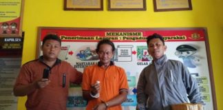 Enam Bulan Diintai P Akhirnya Dibekuk PENGEDAR. P dan barang bukti ketika diamankan di Mapolsek Bunut Hulu, Sabtu (21/7)--Polsek For RK.