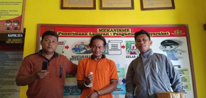 PENGEDAR. P dan barang bukti ketika diamankan di Mapolsek Bunut Hulu, Sabtu (21/7)--Polsek For RK.