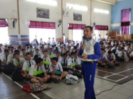 SAFETY RIDING. Tim safety riding Astra Motor mengedukasi siswa baru SMAS Santo Paulus Pontianak, Selasa (10/7). Astra Motor for RK